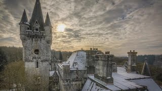 Castelo de conto de fadas abandonado na floresta – Arquitetura surreal
