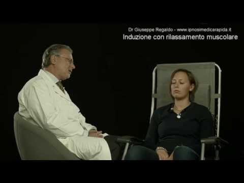 Induzione ipnotica utilizzando il rilassamento muscolare progressivo.