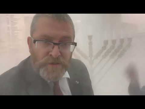 Grzegorz Braun i gaśnica