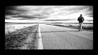 Sentado a la vera de un camino