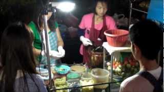 preview picture of video 'Bangkok Street Food by Night. The Salad Bar. Thailand'
