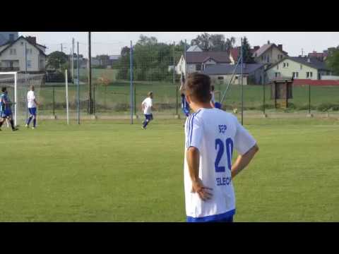 Sęp - Wektra Zbuczyn: akcja gości po której piłka trafia w poprzeczkę