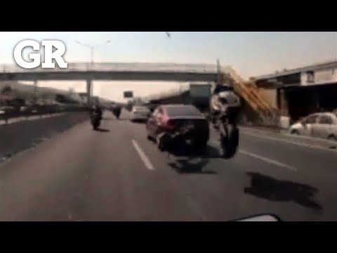 Hace moto pirueta y se estrella con auto | Monterrey