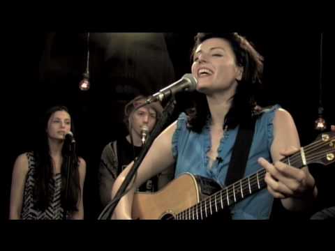 Carina Round: live acoustic version of  "Backseat" from Ep #2 of Stripped Down Live with Curt Smith