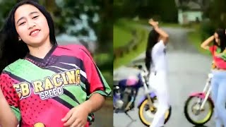 Download lagu MODEL CANTIK GOYANG DI DEPAN MOTOR CB   #cewekcb #modifmotorcb #cbjatim #cbshiva mp3