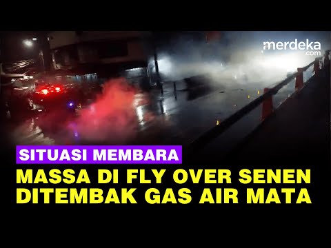 Situasi Terkini di Fly Over Senen, Polisi Tembakkan Gas Air Mata Bubarkan Pendemo