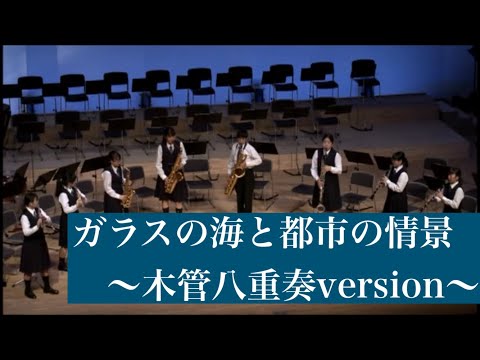 金メッキの木の幾何学的な屋根を冠した版築壁: 踊る光の家へようこそ!  庭園
