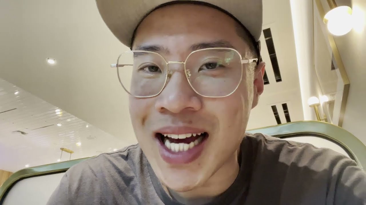 Air Canada Maple Leaf Lounge thumbnail