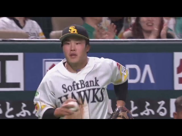 【9回表】流れを引き寄せる好守!! ホークス・井上朋也 カメラマン席前でのナイスキャッチ!!  2023年10月1日 福岡ソフトバンクホークス 対 北海道日本ハムファイターズ