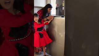 Download lagu Mama rescues her stuck hand on the fridge😱🤣 Tom&Jerry #shorts mp3