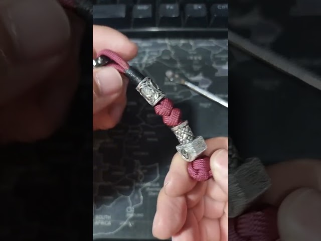 Vídeo relacionado con DonDon Collar de Cuero con Colgante Martillo de Thor de Acero Inoxidable en Bolsa para Joyas