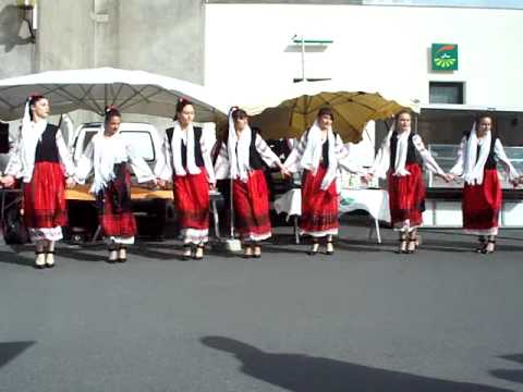 FLORICICA din Posesti danseaza Braul in targul de legume din Beaupreau