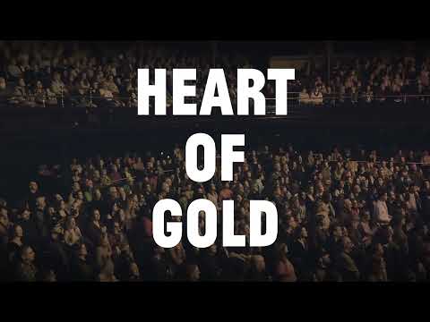 2000 Torontonians sing Neil Young “Heart Of Gold” at Massey Hall
