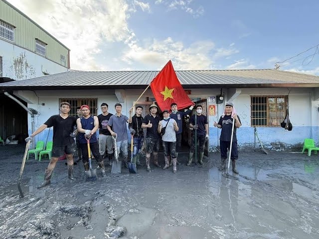Vietnamese volunteers help clean up Guangfu after Hualien floods