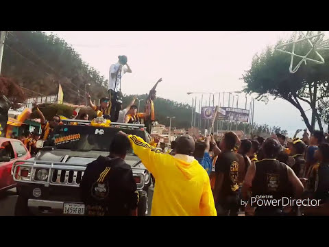 "Caravana de la Ultra Sur Sucre festejando por el triunfo de The Strongest | 24-12-16" Barra: La Gloriosa Ultra Sur 34 &bull; Club: The Strongest