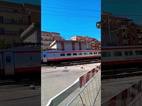 Transito di un ETR 485 (FRECCIARGENTO) al passaggio a livello di Trani #trainspotting