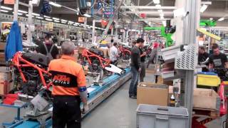 preview picture of video 'KTM Factory Tour: 2011 RC8R production line - 1'