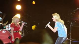 Kelly Clarkson &amp; Trisha Yearwood - Ain&#39;t Going Down (Garth Brooks cover)