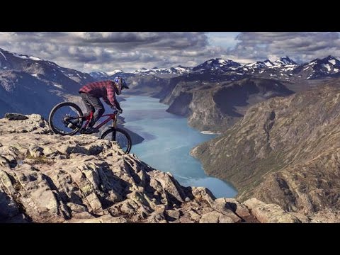 Mads 'Makken' Haugen Rips Down Besseggen Ridgeline | The Tourist
