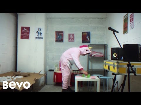 Video thumbnail for Faccio un casino (TJ Unicorno 90s Remix)