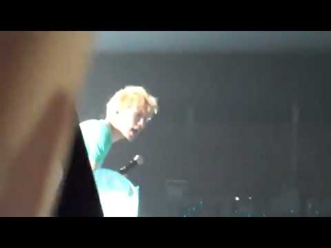 110910 SHINee Key kiss the balls @ SHINee world concert in Singapore
