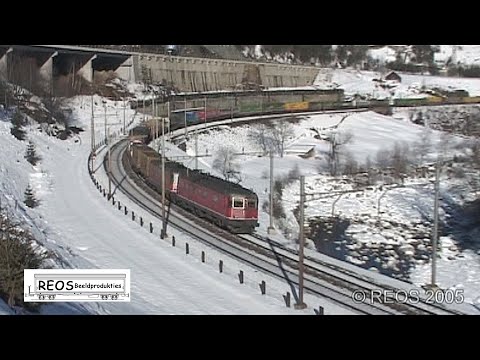 2005-02 [SDw] 3/5 Wassen in winter, Gotthard trains at it's best: Re 20/20, Re 10/10, Rail4Chem & ..