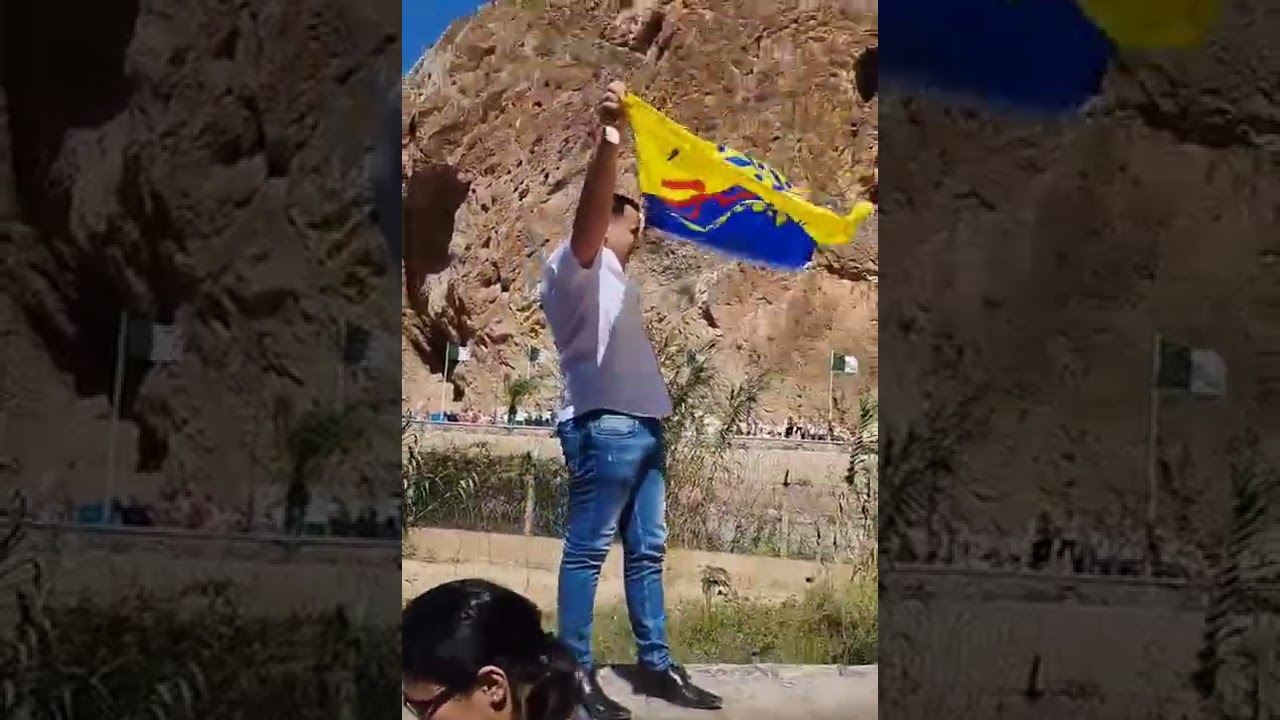 Aksel Bellabbaci lève fièrement le drapeau kabyle à la frontière maroco-algérienne.