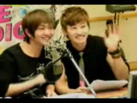 100405 Phototaking + Hyuk Showing Off His Biceps [Sukira]