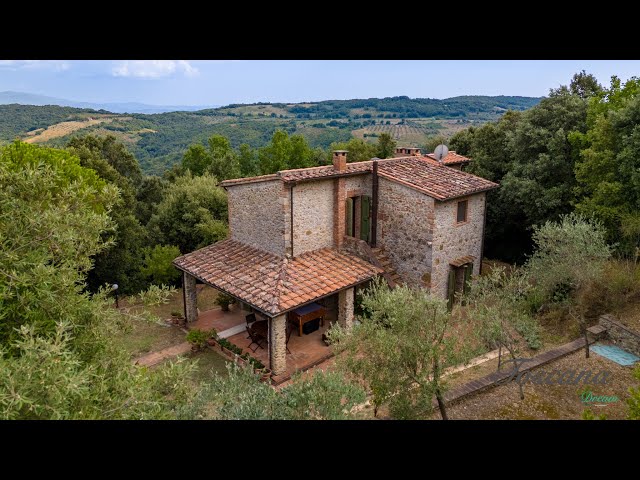 Pari, proprietà in pietra con cipressi