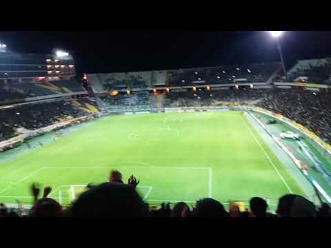 "Hinchada de peñarol - copa libertadores 2017/Vamo Aurinegeo de mi CorazonðŸ’›" Barra: Barra Amsterdam • Club: Peñarol