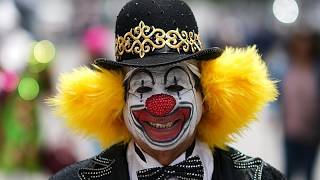 Clowns erobern Straßen der historischen Stadt Mariana in Brasilien