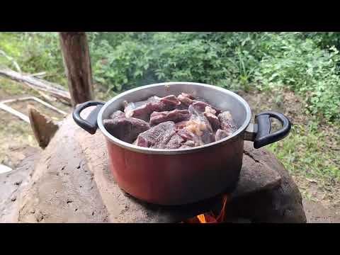 Fogão de lenha na beira do rio Corumbá Goiás.     
