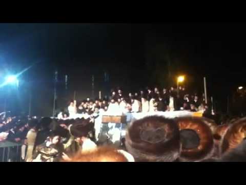 Toldos Avrom Yitzchok  rebbe lighting the fire on lag b'ome