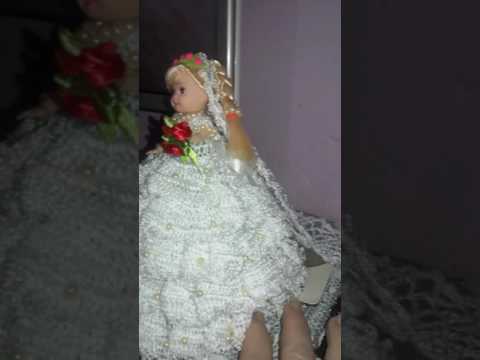 Boneca de crochê noivinha com pérolas.
