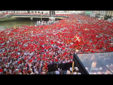Fêtes de Bayonne 2018 : les festayres chantent "La Peña Baiona"