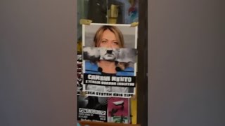 Meloni come Hitler in un manifesto di un negozio di Bolzano: «Intollerabile»