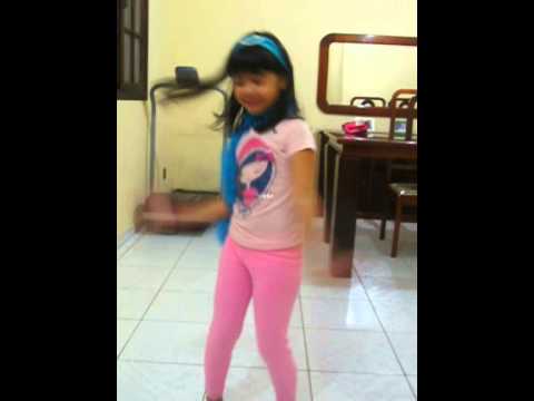 Isabella Avelar Cantando Abertura de Sunny entre Estrelas