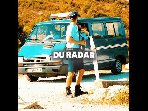 “Il doit arriver en 8 minutes… et son taxi roule comme un avion ✈️🚕🔥” #shorts #anime