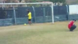 preview picture of video 'Drible no goleiro de Ronaldinho B.'