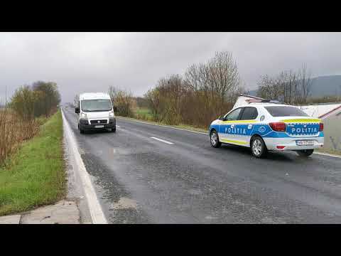 Autotren ieșit în decor, pe șoseaua Hațeg - Caransebeș