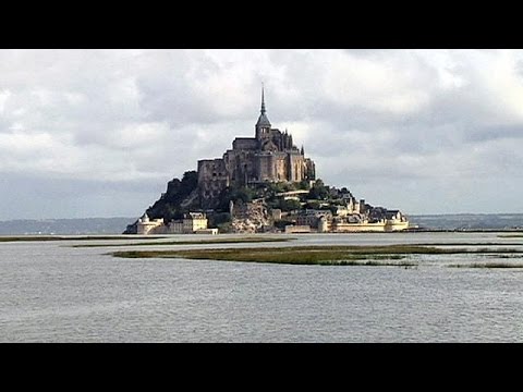 Spectacular tidal range: Tourist attraction Mont Saint-Michel
