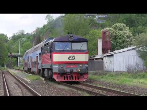 Bardotka č. 749 121 v čele osobního vlaku č. 9063 odjíždí z nádraží Praha Zbraslav