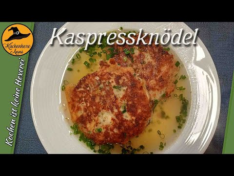 Kaspreßknödel in der Suppe mit Apfelkrautsalat