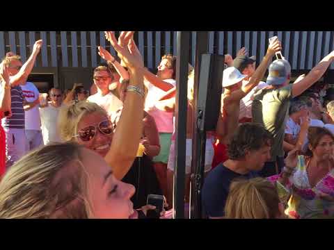 Tsunami an der Bar Oasis auf Ballena Alegre mit DJ Magic