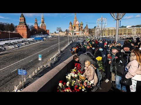 شاهد مئات الروس يحيون ذكرى اغتيال المعارض بوريس نيمتسوف وسط العاصمة موسكو …