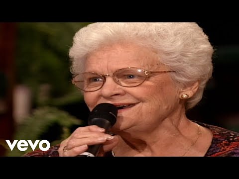 Bill & Gloria Gaither - Mama's Teaching Angels How to Sing [Live] ft. Mary Tom Speer Reid