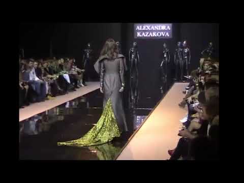 Model FALLS down during Alexandra Kazakova Fall/Winter 2013-2014 Fashion Show (Moscow Fashion Week)