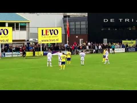 Masek zet Cambuur op voorsprong tegen Telstar vanaf elf meter. 9-7-2016, Franeker