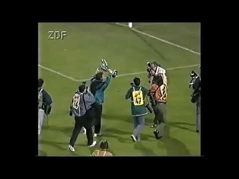 Mirko Lissabon 1992, nach dem Spiel in der Kurve.