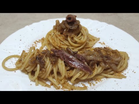 Spaghetti con Cipolla caramellata e Filetti di acciughe.